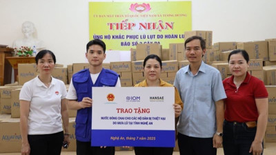 Hỗ trợ khẩn cấp nước sạch cho người dân vùng lũ Nghệ An